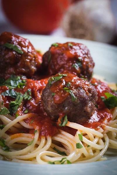 Boulettes de viande avec pâtes spaghetti et sauce tomate — Photo