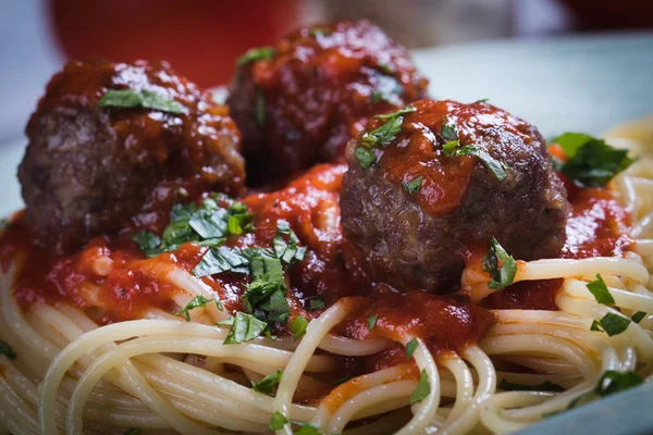 Bolas de carne con pasta de espagueti y salsa de tomate —  Fotos de Stock