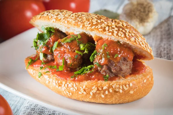 Sandwich de albóndigas con salsa de tomate —  Fotos de Stock