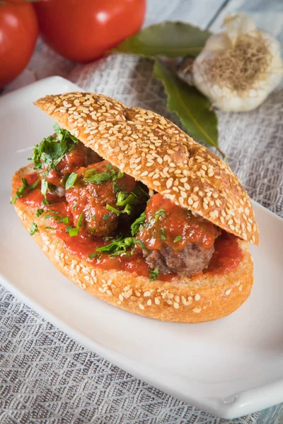 Köttbulle smörgås med tomatsås — Stockfoto