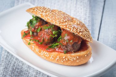 Domates soslu köfte sandviç