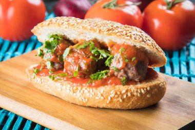 Domates soslu köfte sandviç