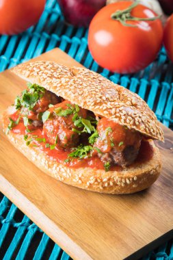 Domates soslu köfte sandviç