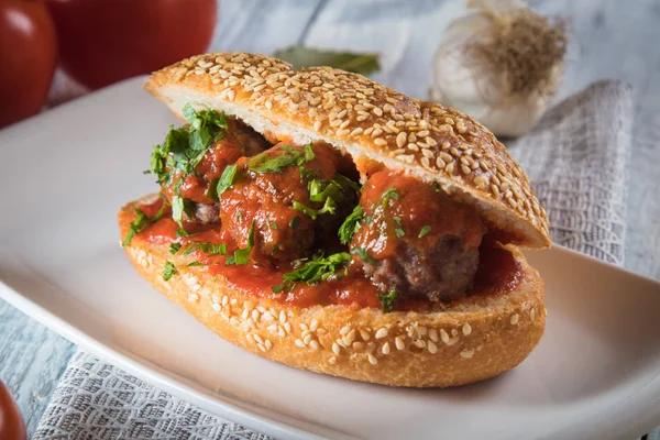 Köttbulle smörgås med tomatsås — Stockfoto