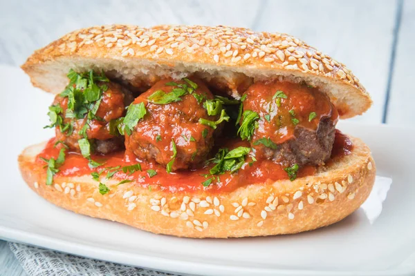 Sandwich de albóndigas con salsa de tomate —  Fotos de Stock
