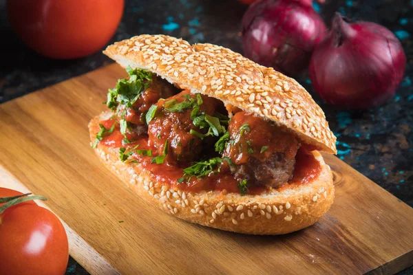 Сэндвич с фрикадельками и томатным соусом — стоковое фото