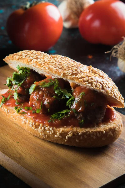 Sandwich de albóndigas con salsa de tomate — Foto de Stock