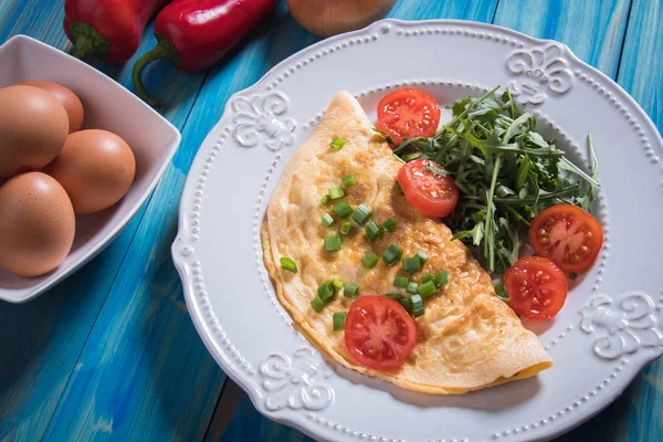 Omelet Smažená Kuřecí Vejce Čerstvou Zeleninou — Stock fotografie