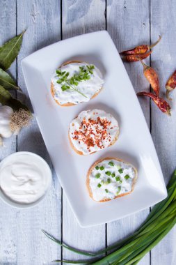 Ev yapımı ekmek ile ekşi krema yayıldı