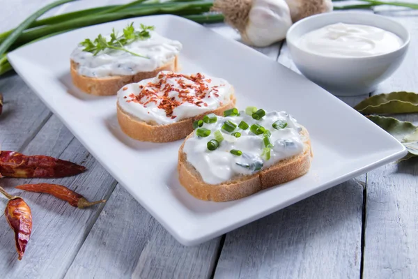 Gräddfil sprids med hembakat bröd — Stockfoto