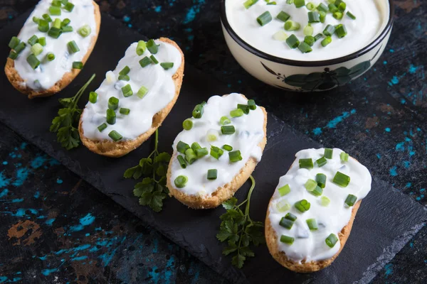 Sour cream spread with home made bread — Stock Photo, Image