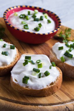 Ev yapımı ekmek ile ekşi krema yayıldı