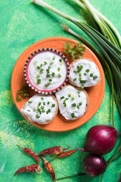 Gräddfil sprids med hembakat bröd — Stockfoto