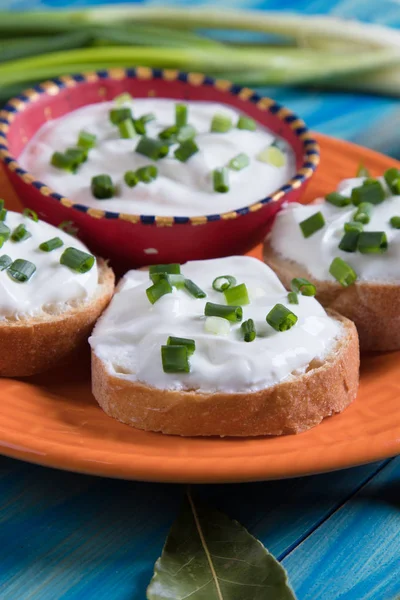 Crema acida spalmata con pane fatto in casa — Foto Stock