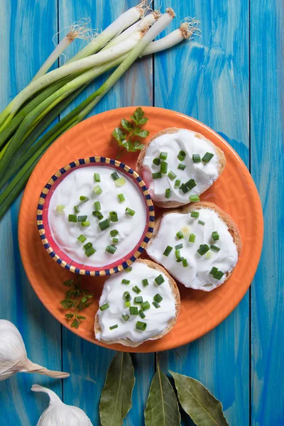 Crema acida spalmata con pane fatto in casa — Foto Stock