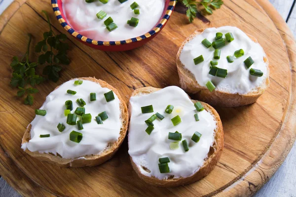 Gräddfil sprids med hembakat bröd — Stockfoto