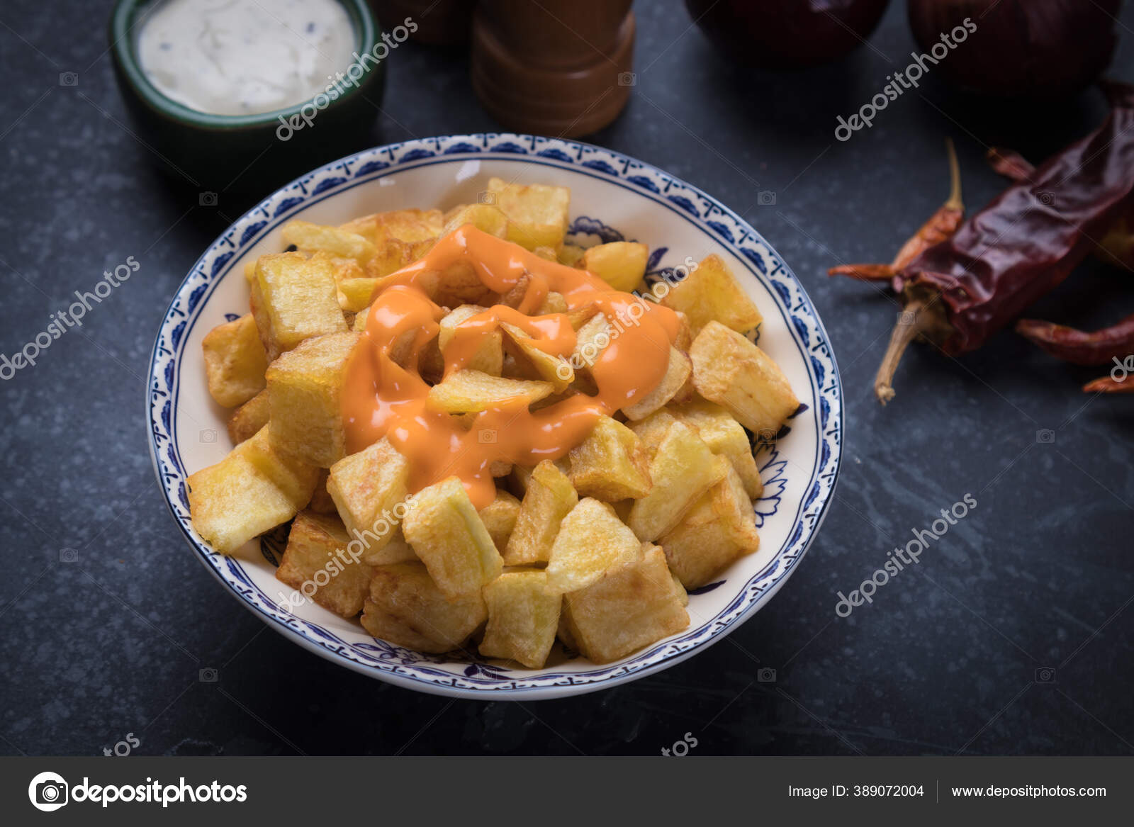 Patatas Bravas Patate Fritte Spagnole Servite Tapas Bar Foto Stock C Igordutina