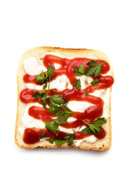 Beyaz arka planda izole edilmiş, tepesine yayılmış bir dilim ekmek.