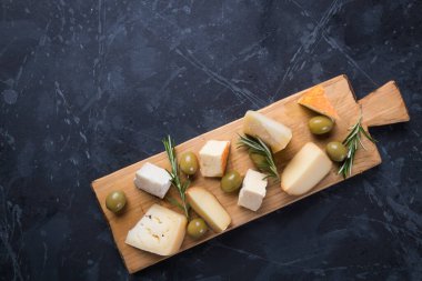 Mavi, yaşlı, sarı ve beyaz peynirli peynir tabağı.