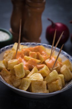 Patatas bravas, İspanyol kızarmış patates İspanyol barında servis edilir.
