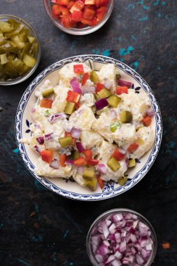 Turşu, soğan ve mayonez soslu patates salatası