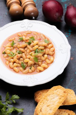İtalyan usulü makarna fagioli yemeği, makarna ve fasulye.