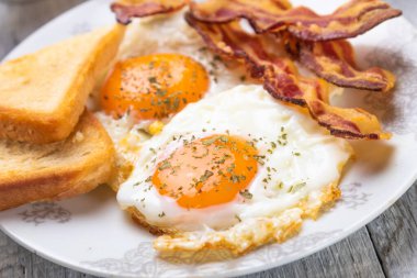 Tavada pastırmalı kızarmış yumurta.