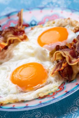 Tavada pastırmalı kızarmış yumurta.