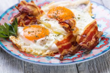 Tavada pastırmalı kızarmış yumurta.