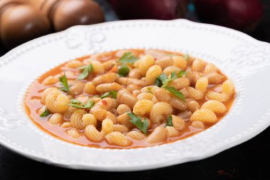 İtalyan usulü makarna fagioli yemeği, makarna ve fasulye.