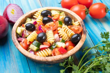 Bir kase taze sebzeli fusili makarna salatası.