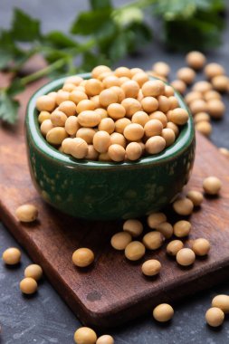 Bir kase kuru soya fasulyesi, popüler yemek malzemesi.