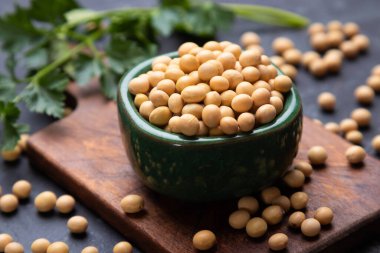 Bir kase kuru soya fasulyesi, popüler yemek malzemesi.