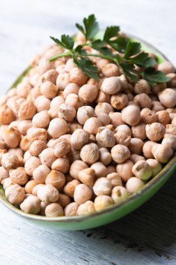 Kuru nohut ya da seramik kasede garbanzo fasulyesi, sağlıklı besin maddeleri.