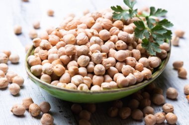 Kuru nohut ya da seramik kasede garbanzo fasulyesi, sağlıklı besin maddeleri.