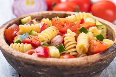 Bir kase taze sebzeli fusili makarna salatası.