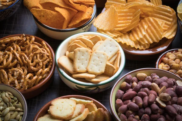 Zoute Snacks Geserveerd Als Feestvoedsel Keramische Kommen — Stockfoto