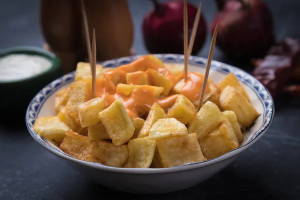 Patatas Bravas Spanyol Sült Burgonya Tapas Bárban Felszolgálva — Stock Fotó