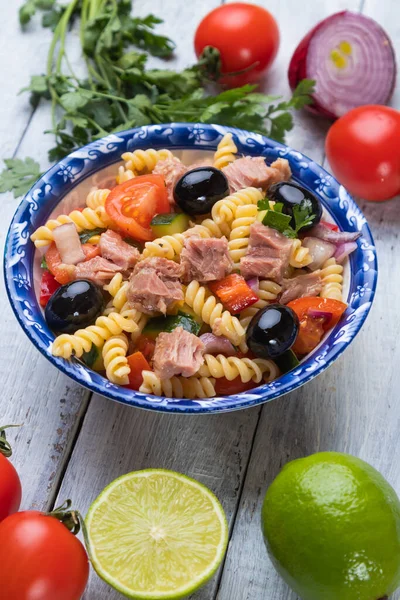 Tonfisksallad Med Fusili Pasta Och Grönsaker — Stockfoto