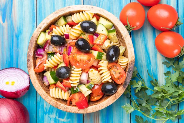 一碗带有新鲜蔬菜的富西里意大利面沙拉 — 图库照片