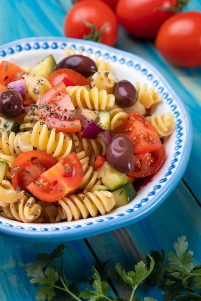 Bir Kase Taze Sebzeli Fusili Makarna Salatası — Stok fotoğraf