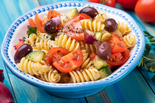 Schaal Van Fusili Pasta Salade Met Verse Groenten — Stockfoto