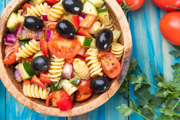 一碗带有新鲜蔬菜的富西里意大利面沙拉 — 图库照片
