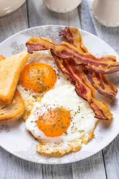 Sonnenseite Nach Oben Spiegeleier Mit Speck Auf Einem Teller — Stockfoto