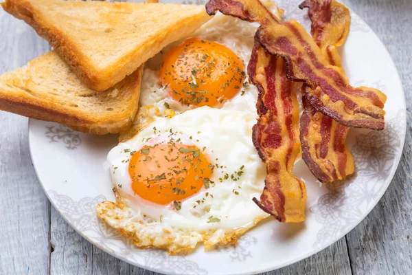 Lado Ensolarado Ovos Fritos Com Bacon Uma Chapa — Fotografia de Stock