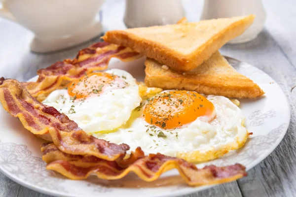 Lado Ensolarado Ovos Fritos Com Bacon Uma Chapa — Fotografia de Stock