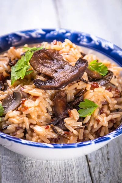 Ριζότο Μαγειρεμένο Ρύζι Μανιτάρια Και Λαχανικά — Φωτογραφία Αρχείου