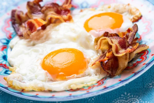 Lado Ensolarado Ovos Fritos Com Bacon Uma Chapa — Fotografia de Stock