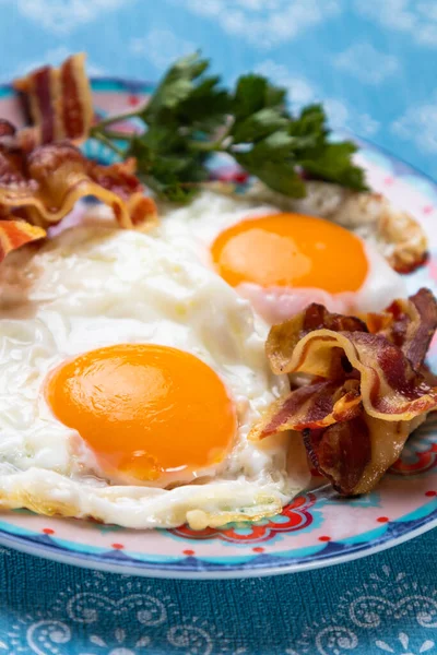 Solsiden Opp Stekte Egg Med Bacon Tallerken – stockfoto