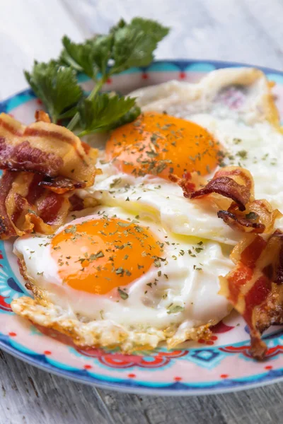 Sonnenseite Nach Oben Spiegeleier Mit Speck Auf Einem Teller — Stockfoto